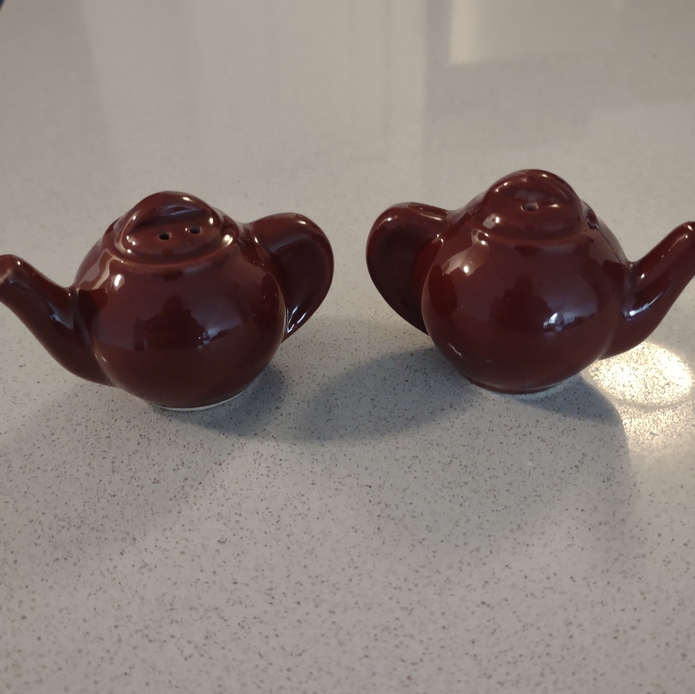 SALE Vintage Brown Teapot Salt and Pepper Shakers. Still have corks in Mint Cond - Picture 4 of 4